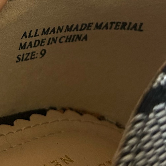 Perfect condition Isaac Mizrahi woven flats. Colors are black, orange and white. - Picture 7 of 7